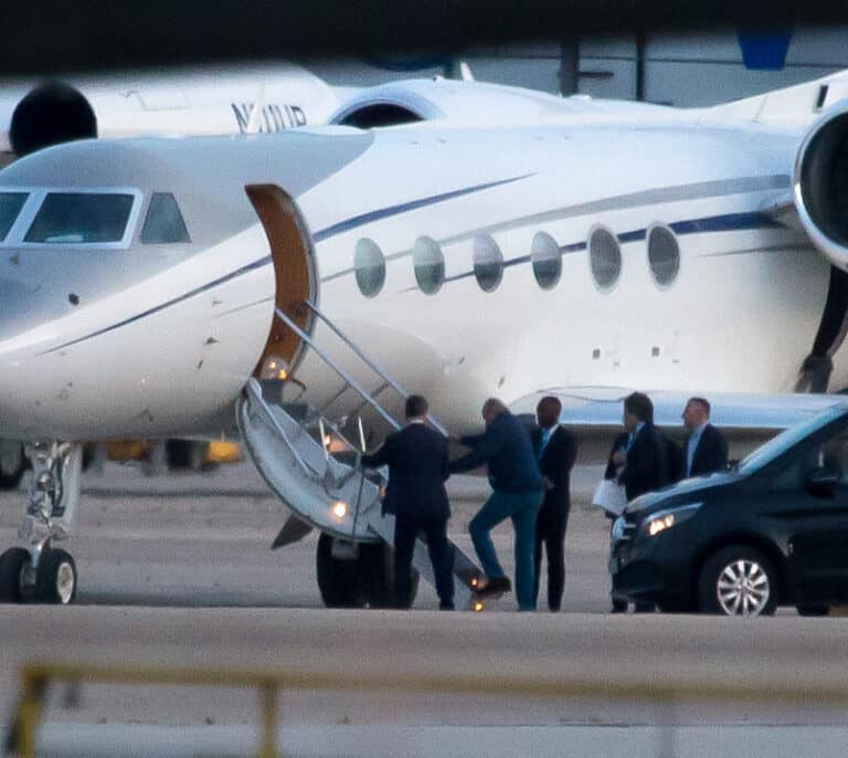 La Casa Real, obligada a aclarar si el viaje en vuelo privado del emérito es un regalo