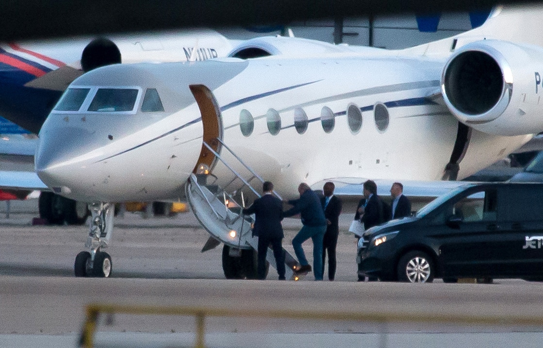 El Rey Juan Carlos sale de Madrid después de reunirse con su familia.