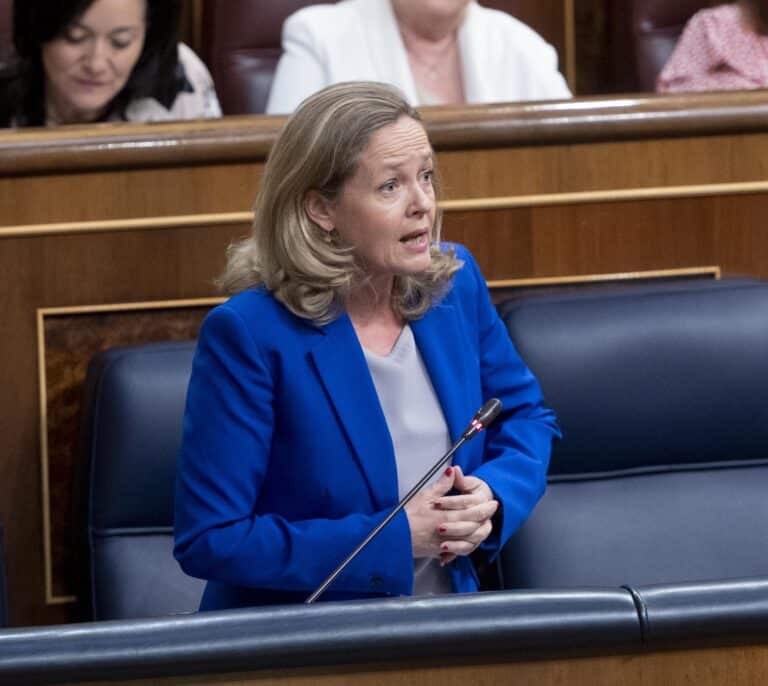 Calviño vincula a Vox y su propuesta de "repartir armas" con la matanza de niños en EEUU