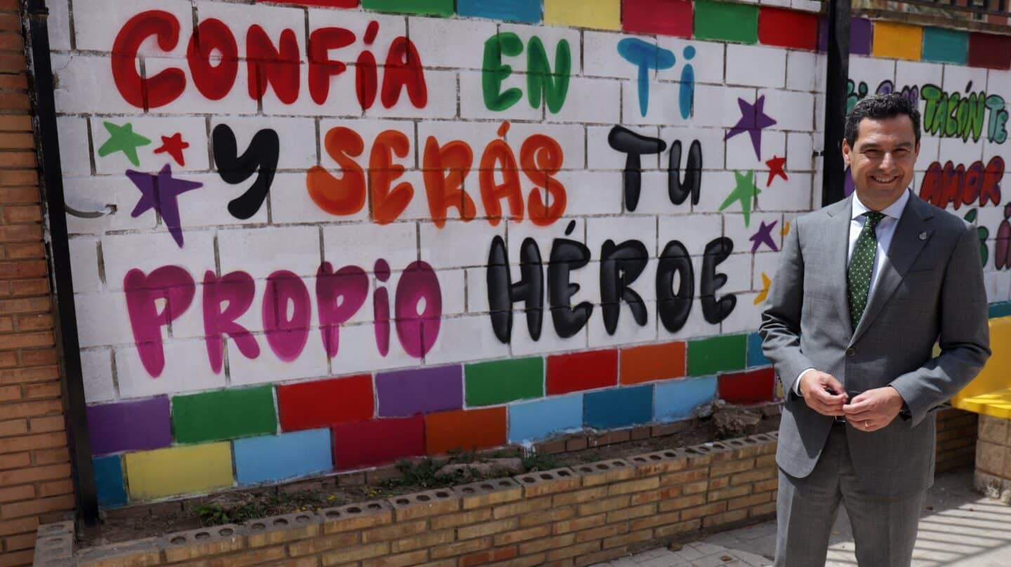 El presidente de la Junta de Andalucía, en una visita al colegio de Málaga donde cursó la EGB.