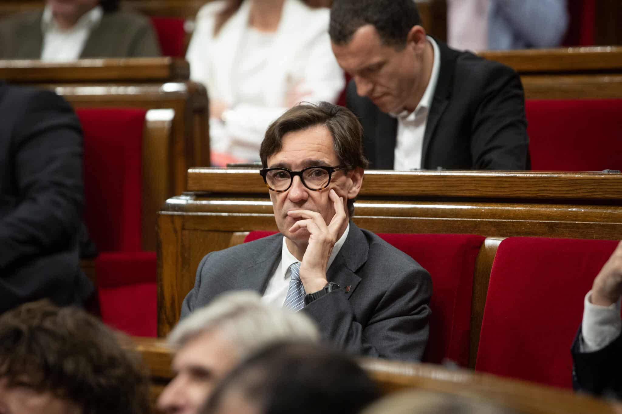 El primer secretario del PSC, Salvador Illa (c), durante una sesión plenaria, en el Parlament de CataluñaE