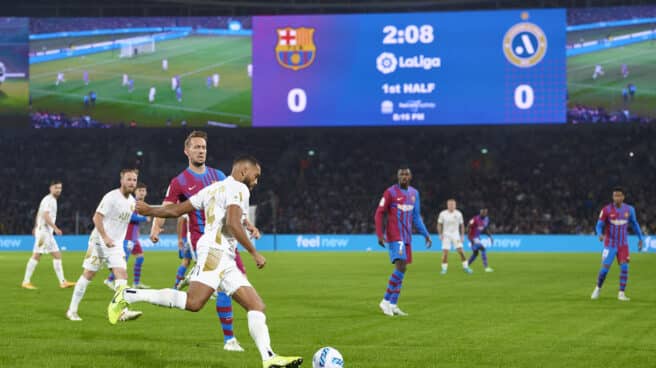 Adrian Mariappa en el All Stars controlando el balón durante el partido amistoso entre FC Barcelona y los A-Leagues All Stars