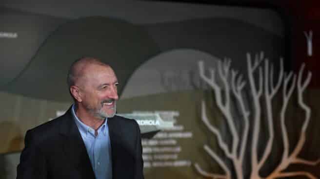 El escritor Arturo Pérez-Reverte a su llegada a la presentación de su libro ‘Historias del Camino’, en el Museo de Reina Sofía