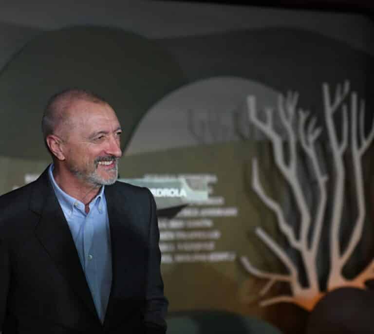 Pérez-Reverte presenta 'Historias del Camino', relatos que narran las vivencias del Camino de Santiago