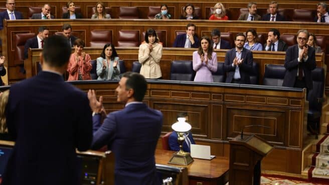 La Ley Audiovisual: Claves de un proyecto que separa por primera vez el voto del Gobierno Miembros del hemiciclo aplauden al presidente del Gobierno, Pedro Sánchez