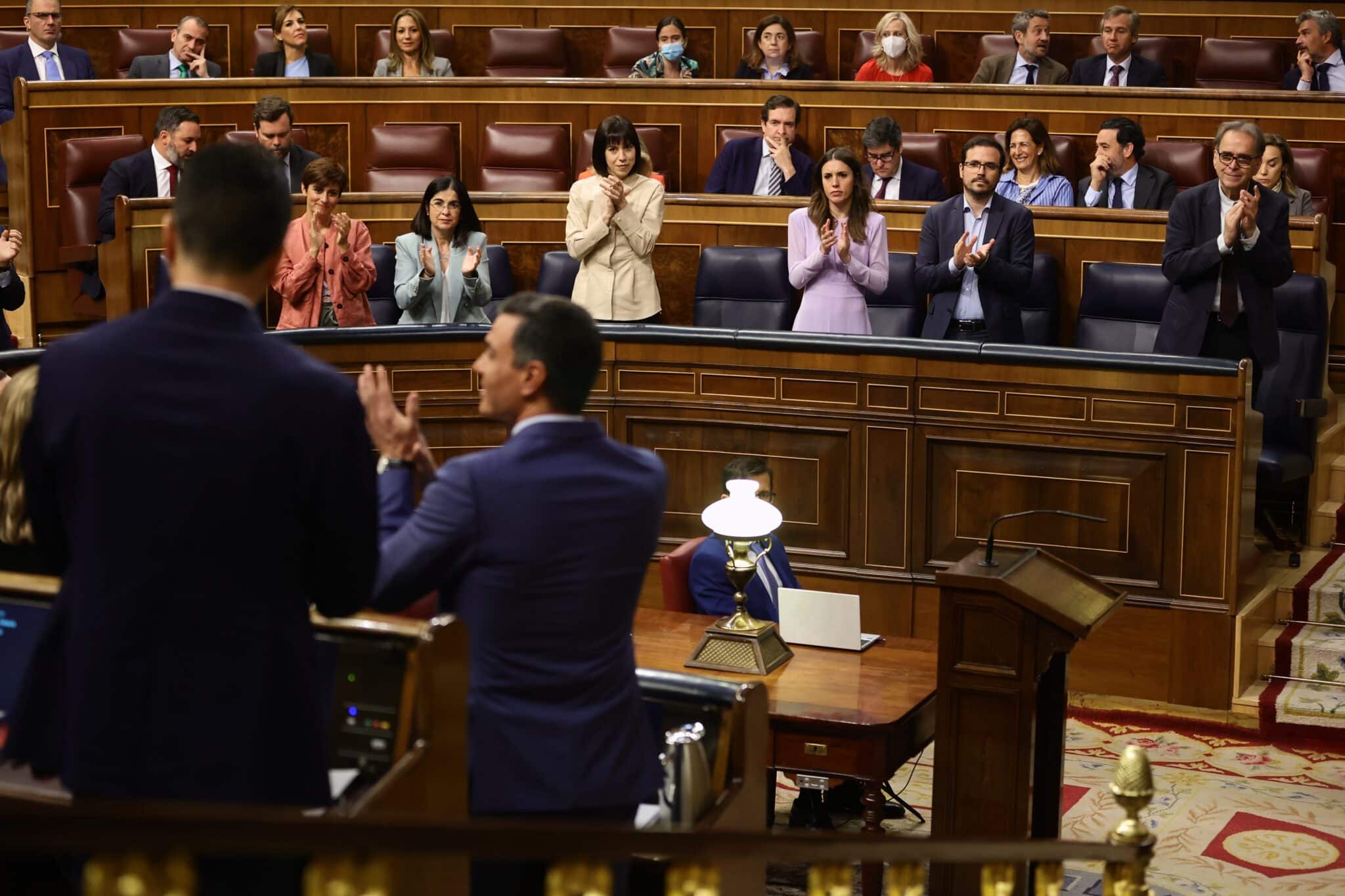 Miembros del hemiciclo aplauden al presidente del Gobierno, Pedro Sánchez