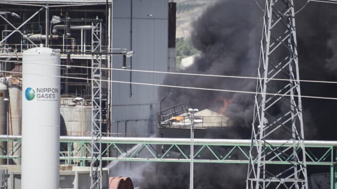 Nube negra de humo generada por la explosión en una planta biodiesel de Calahorra, a 26 de mayo de 2022, en Calahorra, La Rioja (España).