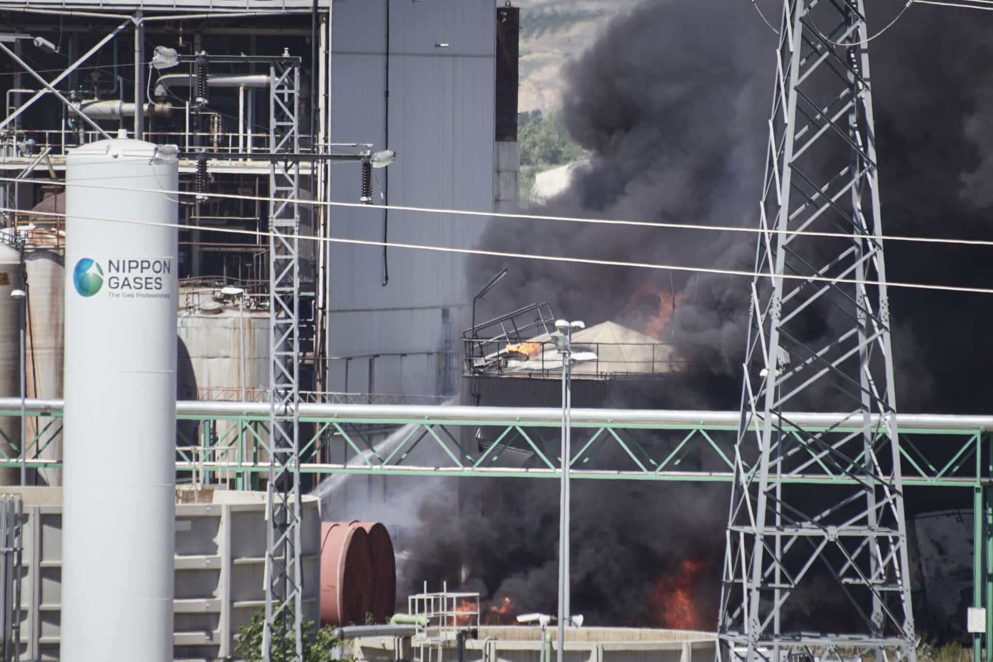 Nube negra de humo generada por la explosión en una planta biodiesel de Calahorra, a 26 de mayo de 2022, en Calahorra, La Rioja (España).