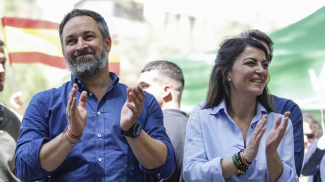 El presidente de Vox, Santiago Abascal, y la candidata de Vox a la Presidencia de la Junta, Macarena Olona en el acto de precampaña de la formación en Granada.