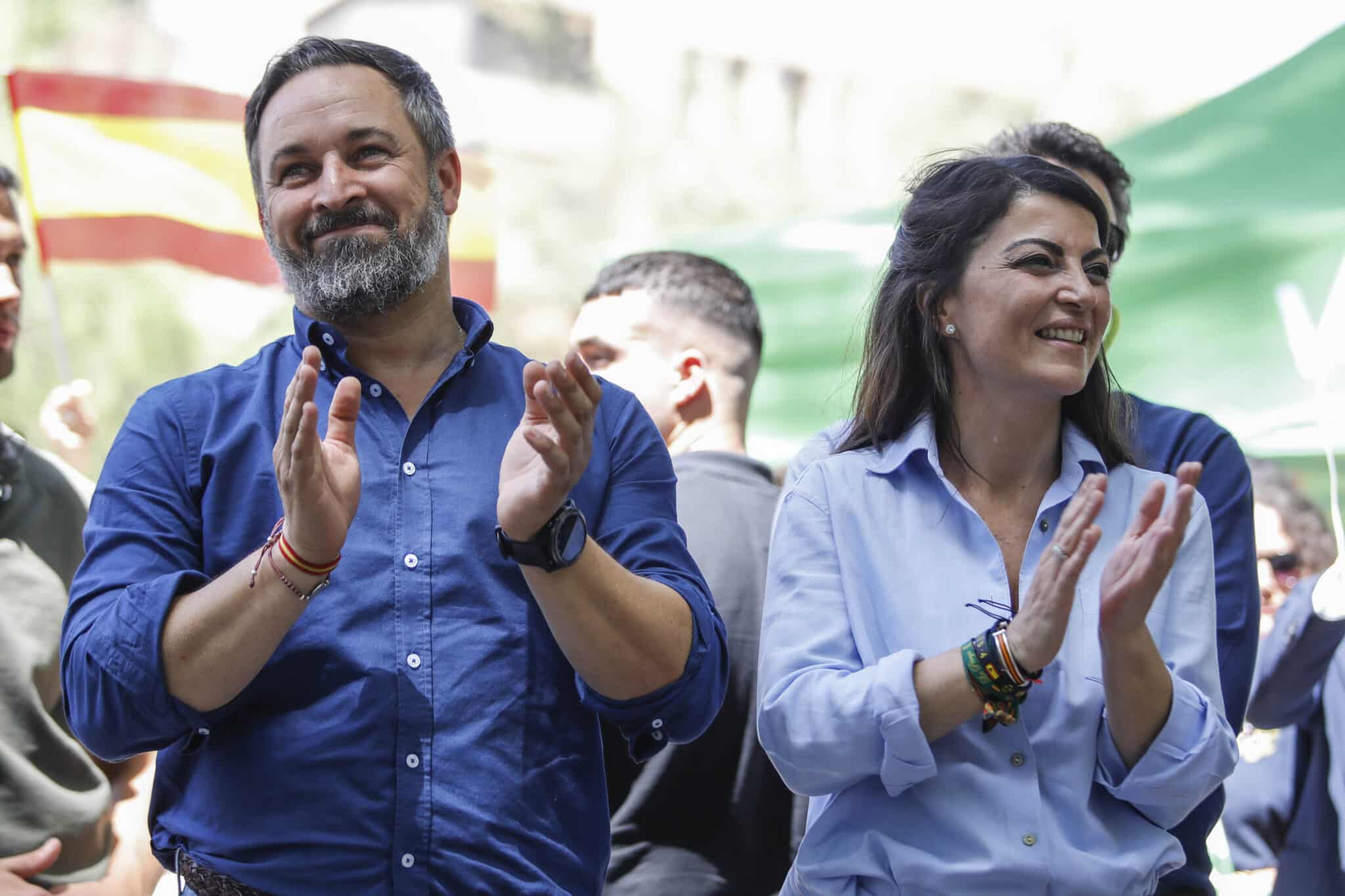 El presidente de Vox, Santiago Abascal, y la candidata de Vox a la Presidencia de la Junta, Macarena Olona en el acto de precampaña de la formación en Granada.