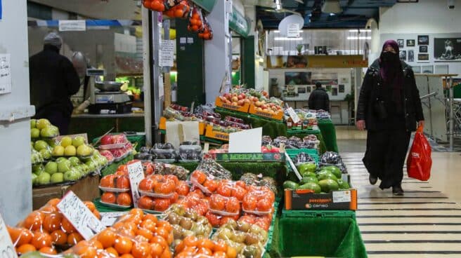 Una mujer en un mercado de abastos.