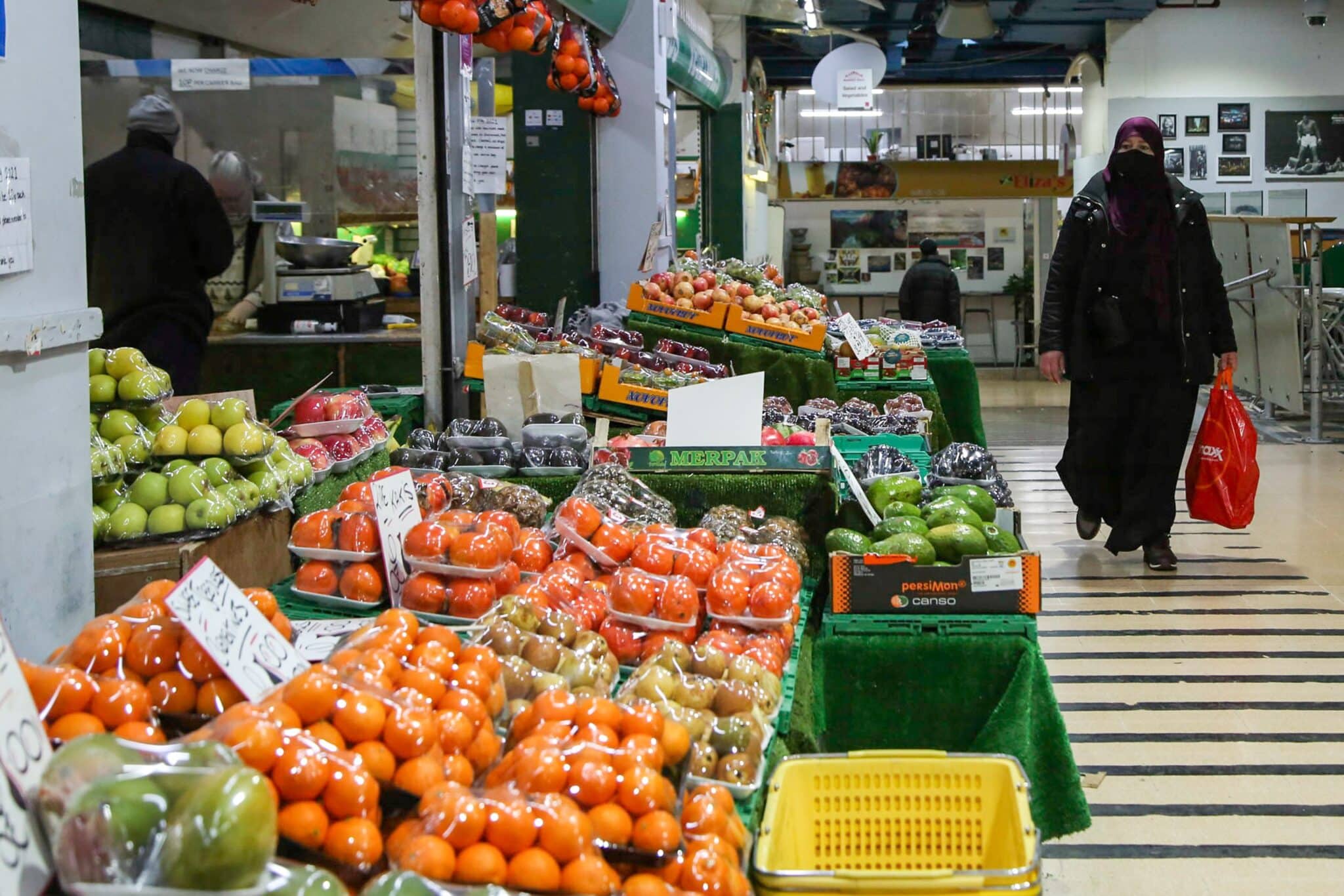 Una mujer en un mercado de abastos.