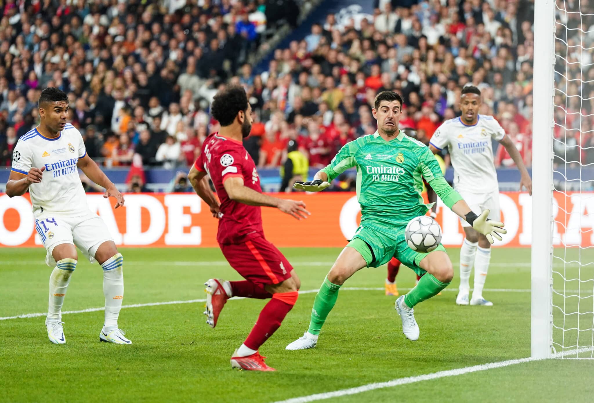 Salah intenta rematar un disparo mientras Courtois tapa la portería para tapar el gol del Liverpool en la final de Champions