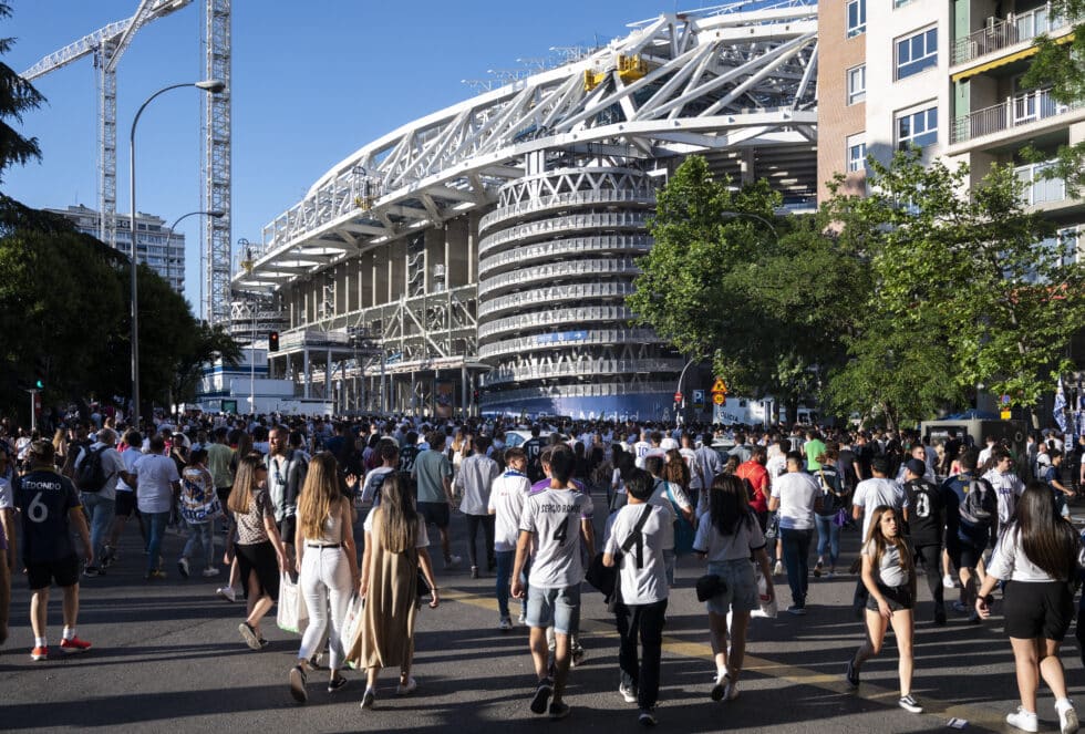 Los aficionados del Real Madrid se reúnen fuera del estadio Santiago Bernabeu