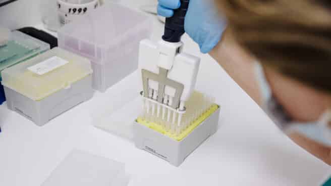 Una técnico de laboratorio extrae el material genético del virus de la viruela del mono, en el Hospital Ramón y Cajal