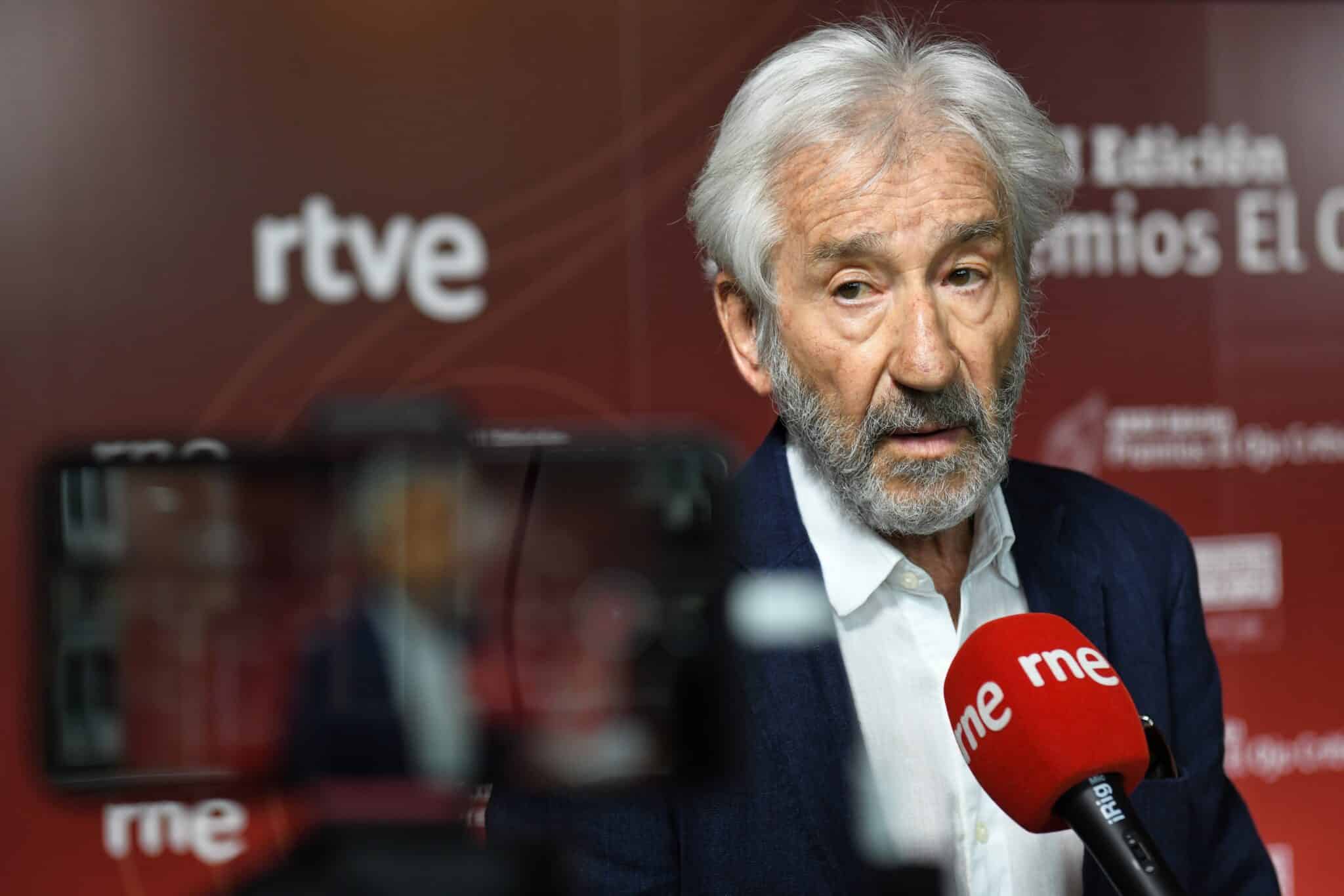 El actor José Sacristán, ofrece declaraciones a los medios a su llegada a la XXXII edición de los Premios ‘El Ojo Crítico’ de Radio Nacional de España