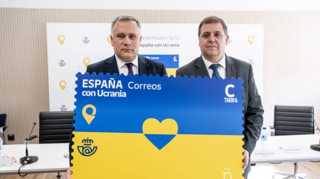 Correos presenta un sello dedicado a Ucrania El presidente de Correos, Juan Manuel Serrano (d), y el Consejero Diplomático del Presidente de Ucrania, Igor Zhovka (i), posan con el sello dedicado a Ucrania