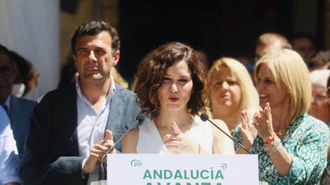 La presidenta de la Comunidad de Madrid, Isabel Díaz Ayuso, en las puertas del Gallo Azul, se dirige a los asistente en el encuentro con militantes