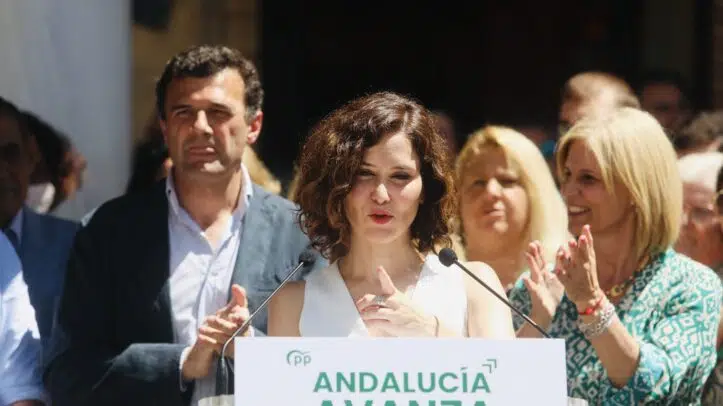 La presidenta de la Comunidad de Madrid, Isabel Díaz Ayuso, en las puertas del Gallo Azul, se dirige a los asistente en el encuentro con militantes