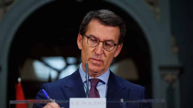 El presidente del PP, Alberto Núñez Feijóo, responde a los medios tras tomar posesión de su acta de senador, en el Senado. El presidente del PP, Alberto Núñez Feijóo, responde a los medios tras tomar posesión de su acta de senador, en el Senado.