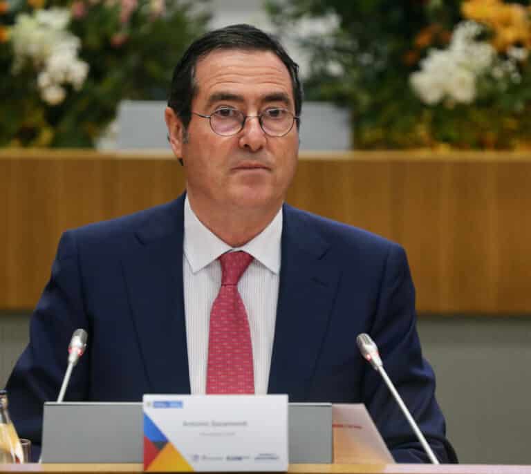 CEOE recomienda a los empresarios moderación salarial al negociar los nuevos convenios