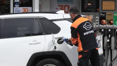 Nuevo récord histórico: la gasolina y el gasóleo se afianzan por encima de los dos euros