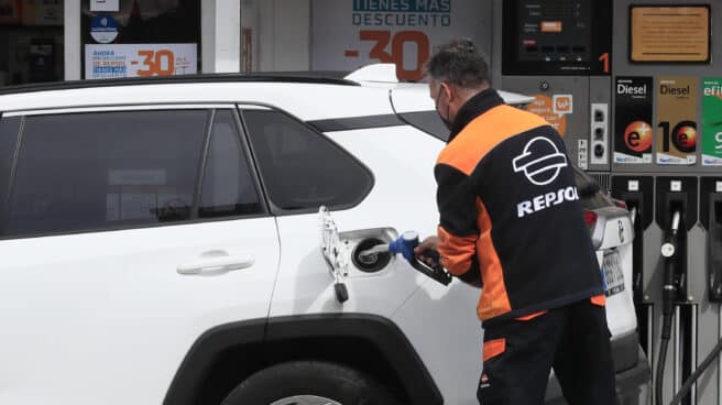 Gasolinera Un trabajador de una gasolinera de Madrid.