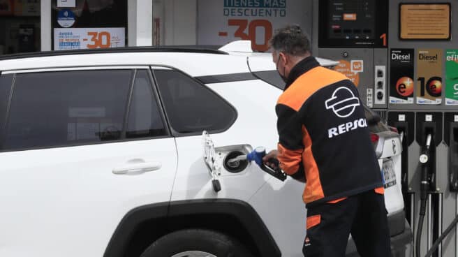 Un trabajador de una gasolinera de Madrid.