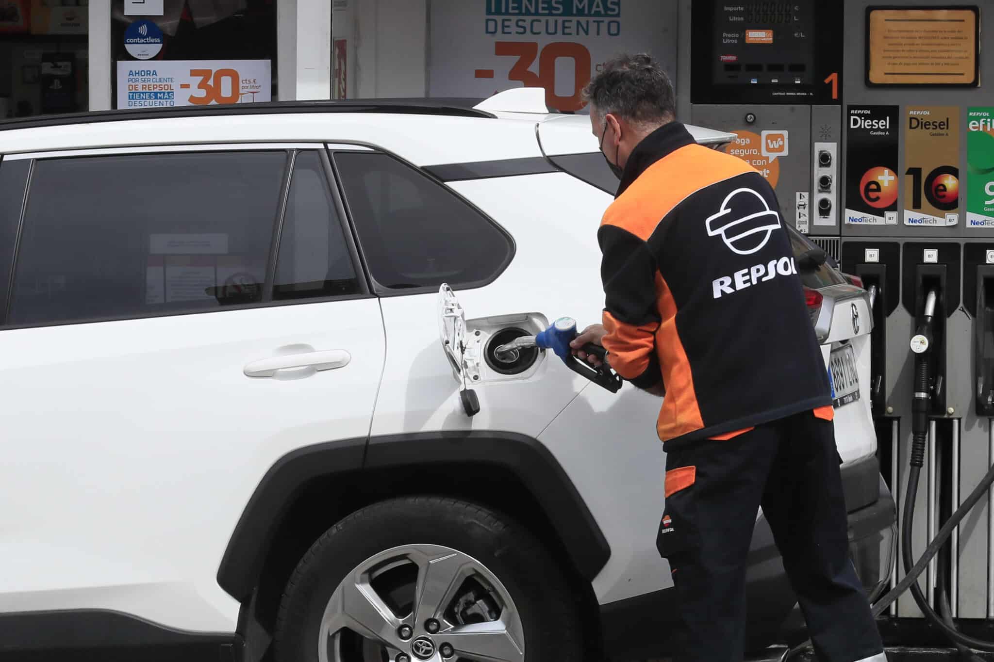 Un trabajador de una gasolinera de Madrid.