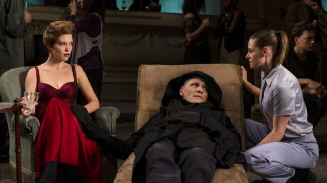 Las diez películas que merecen la pena del Festival de Cannes 2022, según la crítica Léa Seydoux, Viggo Mortensen y Kristen Stewart en 'Crimes of the Future', de David Cronenberg, presentada en el Festival de Cannes 2022