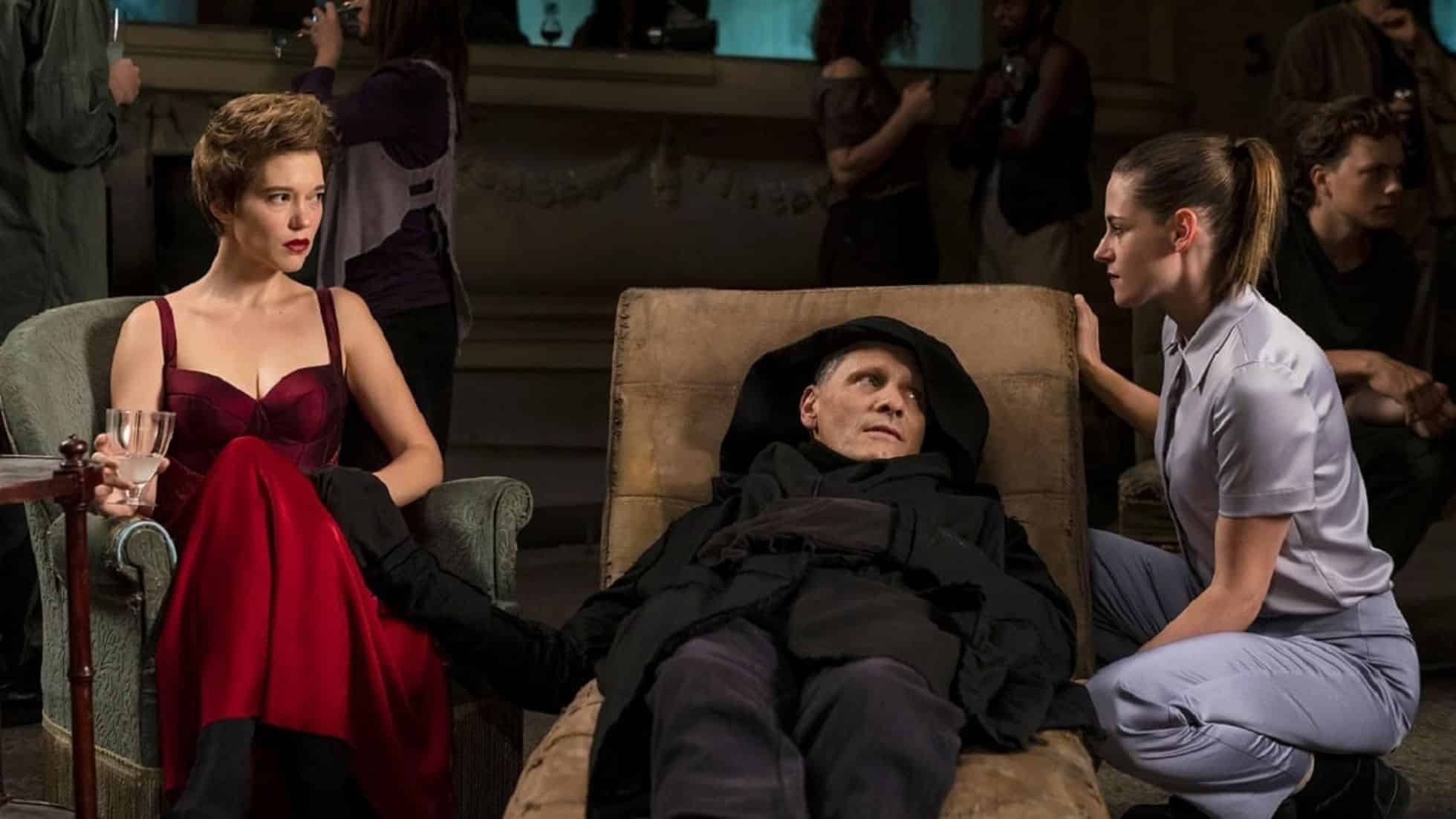 Léa Seydoux, Viggo Mortensen y Kristen Stewart en 'Crimes of the Future', de David Cronenberg, presentada en el Festival de Cannes 2022