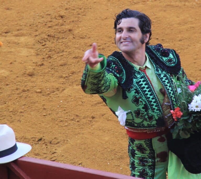 Morante corta dos orejas y completa una magistral Feria de Sevilla
