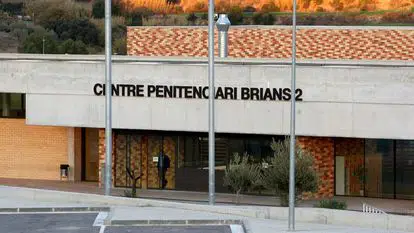 Trasladan al hospital a tres trabajadores de la cárcel de Brians 2 por las agresiones de un interno