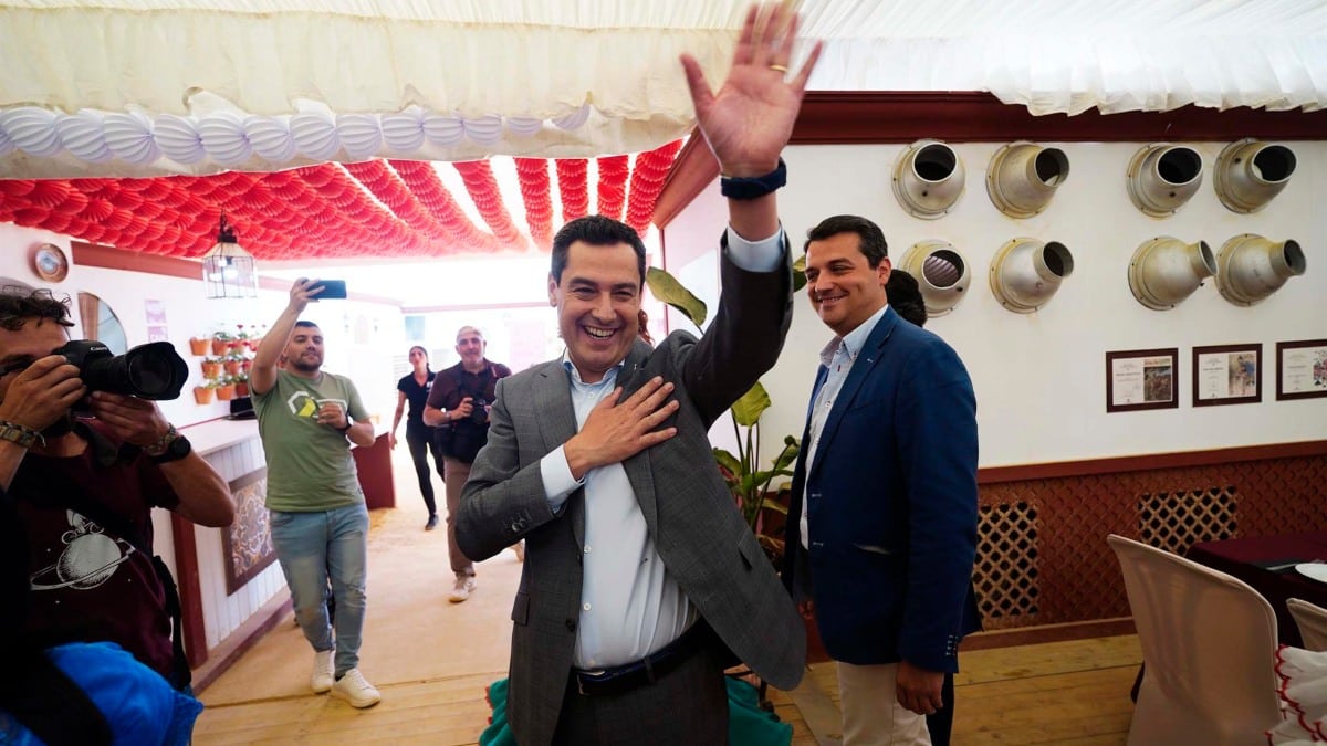 El presidente de la Junta de Andalucía , Juanma Moreno, saluda en una caseta de la Feria de Mayo de Córdoba