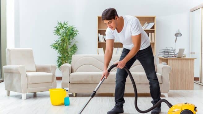 Las mejores aspiradoras del mercado Hombre pasando el aspirador