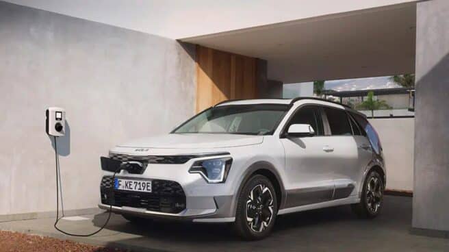 Los nuevos modelos de Kia Niro ya han llegado a las carreteras Coche Kia Niro blanco en estación de carga