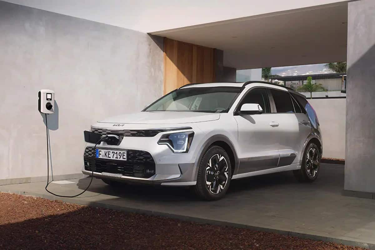 Coche Kia Niro blanco en estación de carga