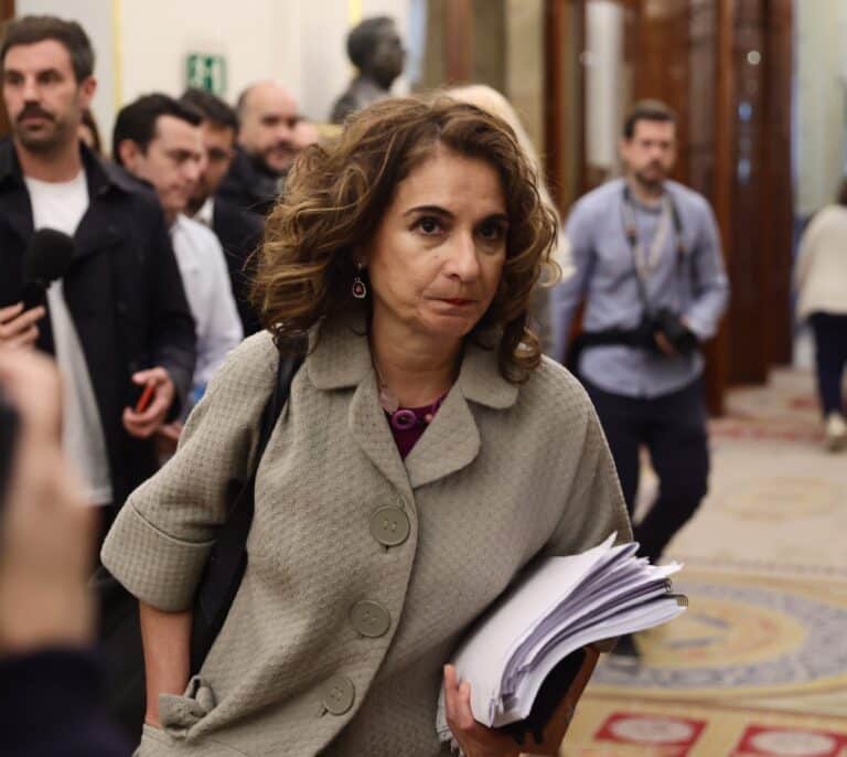 Montero rehúye reunirse con los funcionarios para negociar su subida salarial