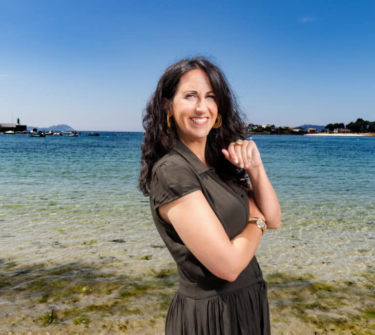 María Oruña: “Los alcaldes me dicen que a ver si me cargo a alguien en su pueblo”