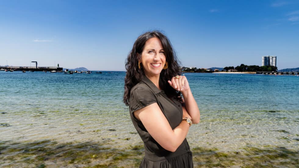 María Oruña posa en un retrato con la playa de Vigo de fondo.