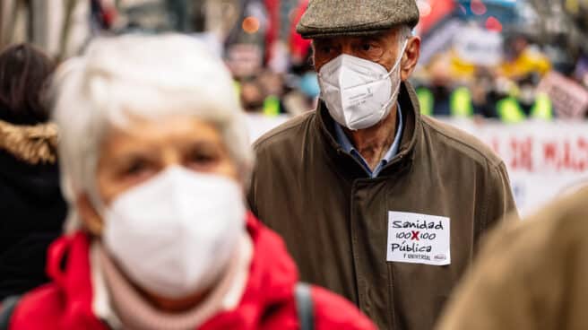Manifestación para exigir la paralización de la tramitación de la Ley Ómnibus Varias personas mayores en una manifestación en Madrid.