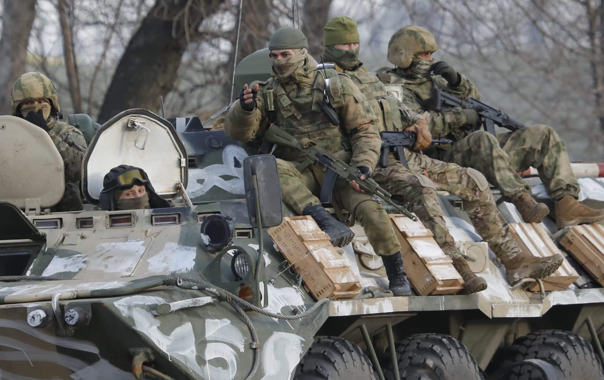 Varios militares se desplazan en un blindado en la región de Belogorov
