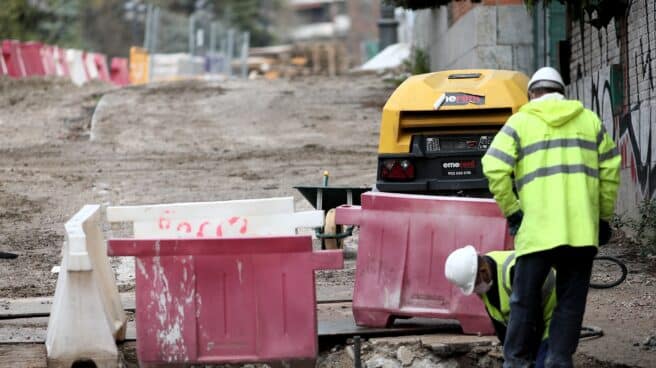 Varios obreros trabajan en las obras de Plaza de España, en Madrid.