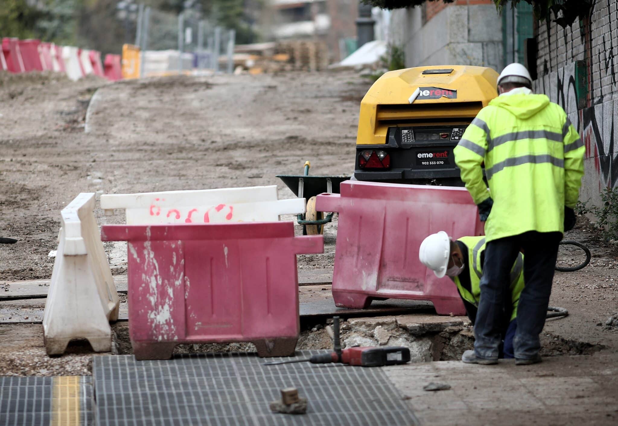 Varios obreros trabajan en las obras de Plaza de España, en Madrid.