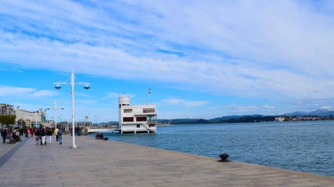 Rescatan a un hombre en silla de ruedas ruedas que cayó al mar tras quedarse dormido Paseo marítimo Santander
