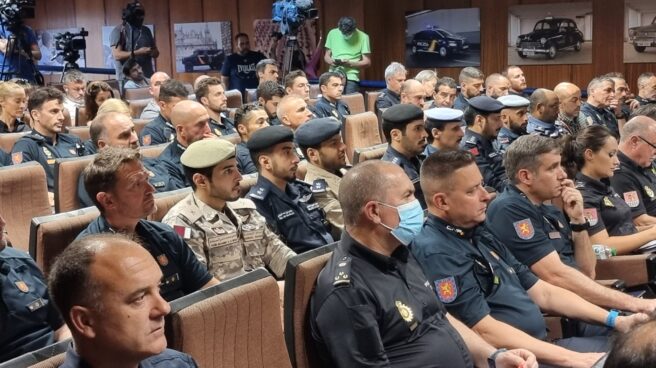 catar-quiere-contratar-policias-antidisturbios-españoles-partido-mundial-futbol Policías españoles y cataríes, este martes en la reunión operativa en Sevilla.