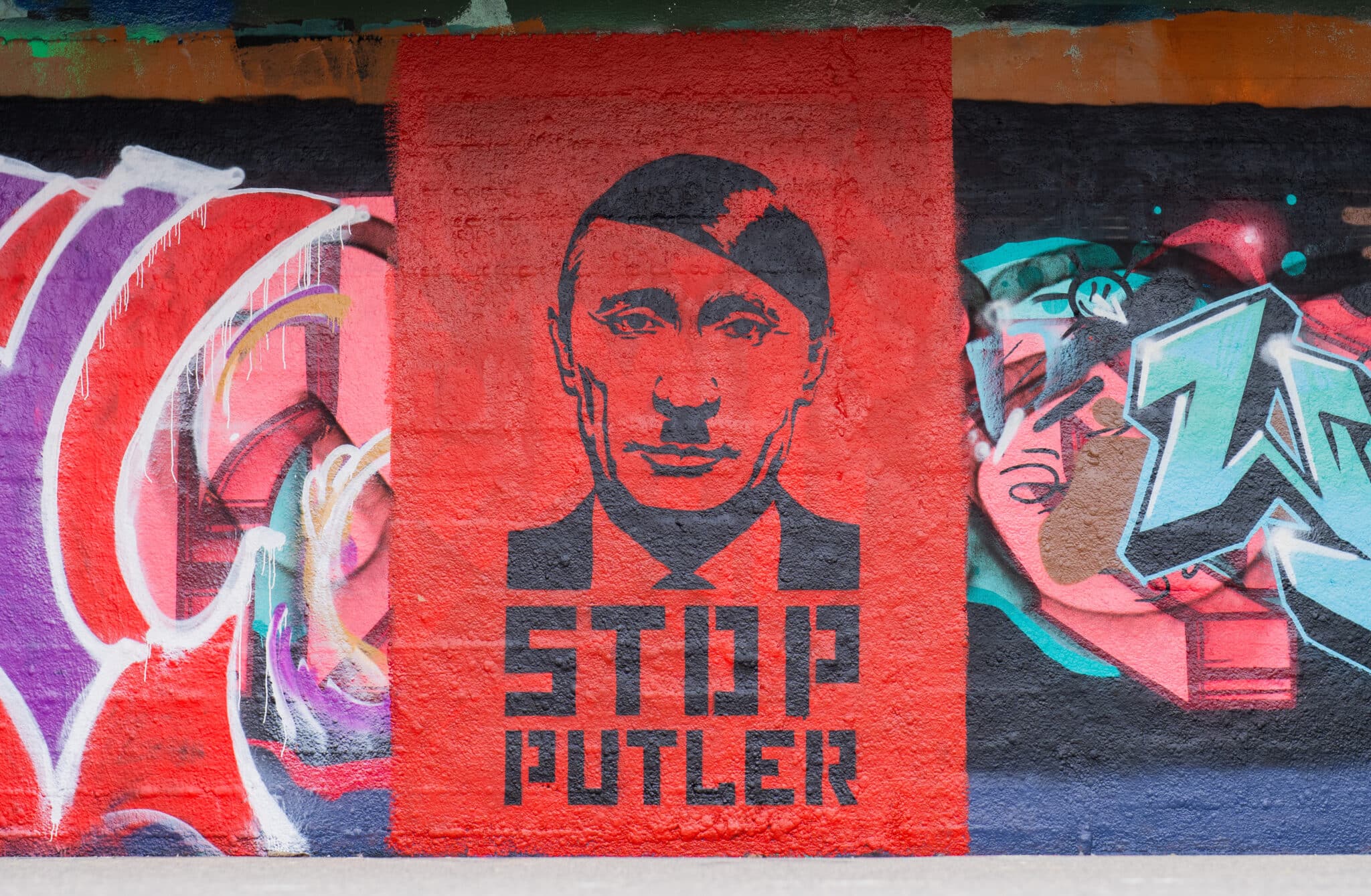 Un grafiti que mezcla la imagen de Putin y la de Hitler en Viena