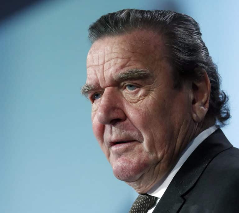 El excanciller alemán Gerhard Schroeder dejará su cargo en la petrolera rusa Rosneft