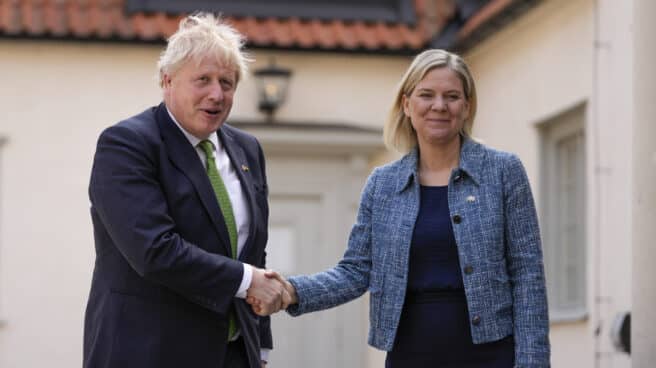 La primera ministra sueca, Magdalena Andersson, junto al premier británico, Boris Johnson