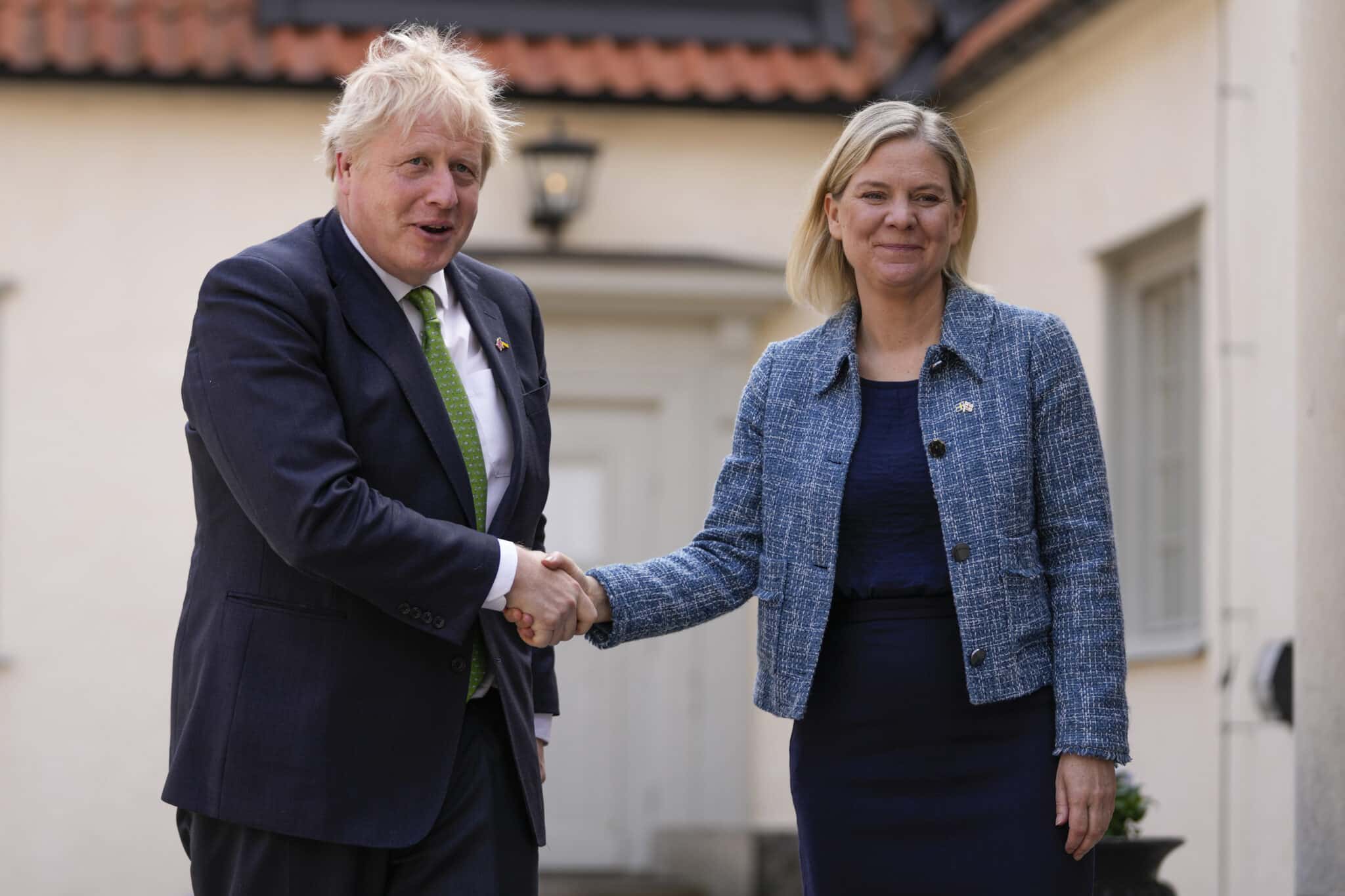 La primera ministra sueca, Magdalena Andersson, junto al premier británico, Boris Johnson
